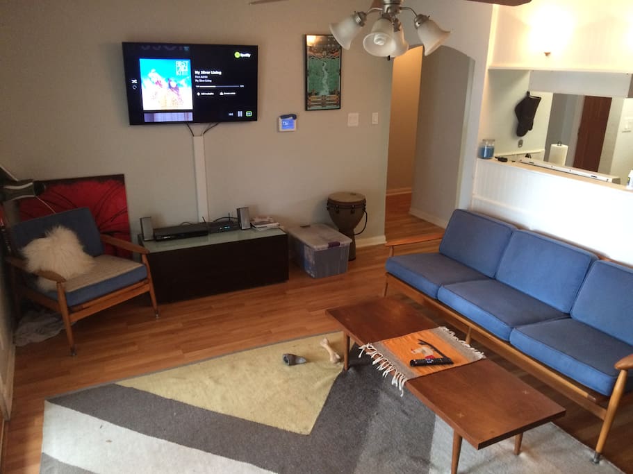Living room has smart TV with access to Netflix.