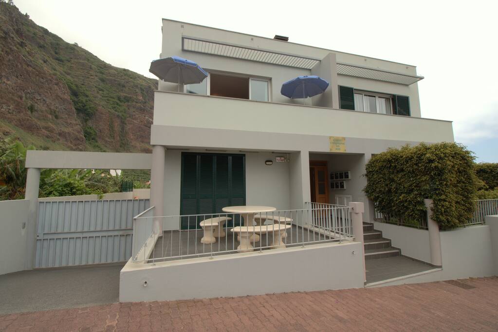 Front and entrance of the building. The apartment is the one on the 2nd floor on the left side.