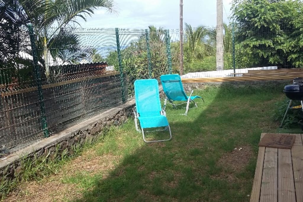 Jardin avec vue sur mer et barbecue