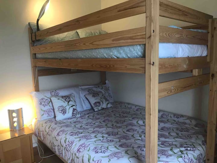 两张双层床……适合儿童和成人！