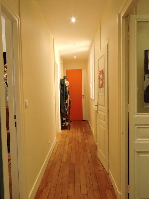 porte d'entrée et long couloir qui dessert toutes les pièces (on peut donc aller librement d'un espace à l'autre sans gêner qui que ce soit)