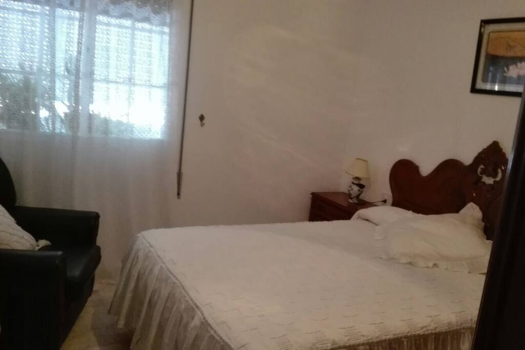 Habitacion 1. Consta de cama de matrimonio y armario