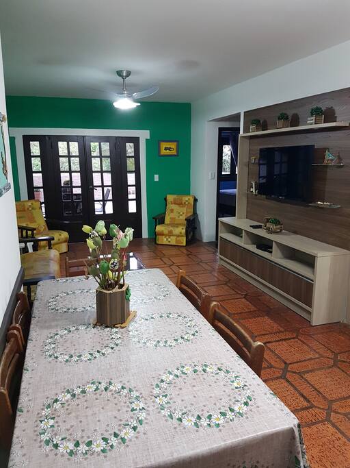 sala grande com tv de 42 e 160 canais