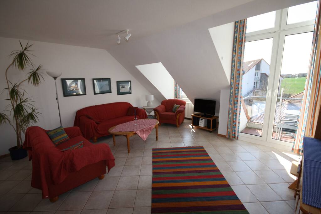 Wohnzimmer mit Balkon