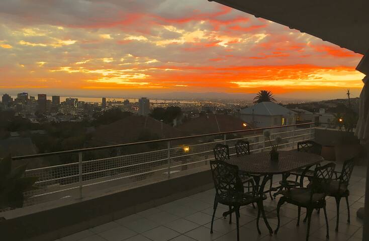 AMAZING Large Cape Town Flat, WOW Views Quiet SAFE gallery image 2