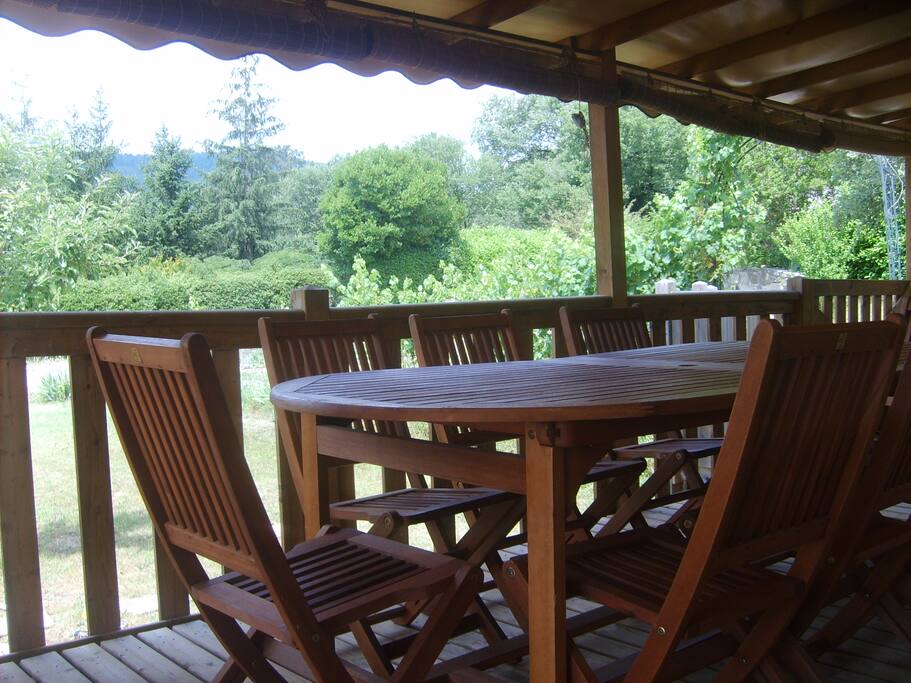 Terrasse de 22 m2 couverte.