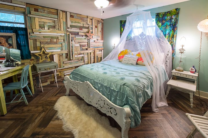 JEM's MaryJane Suite: 2 Bedrooms + Treehouse
