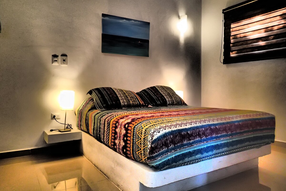 Cómoda cama tamaño queen en el dormitorio principal