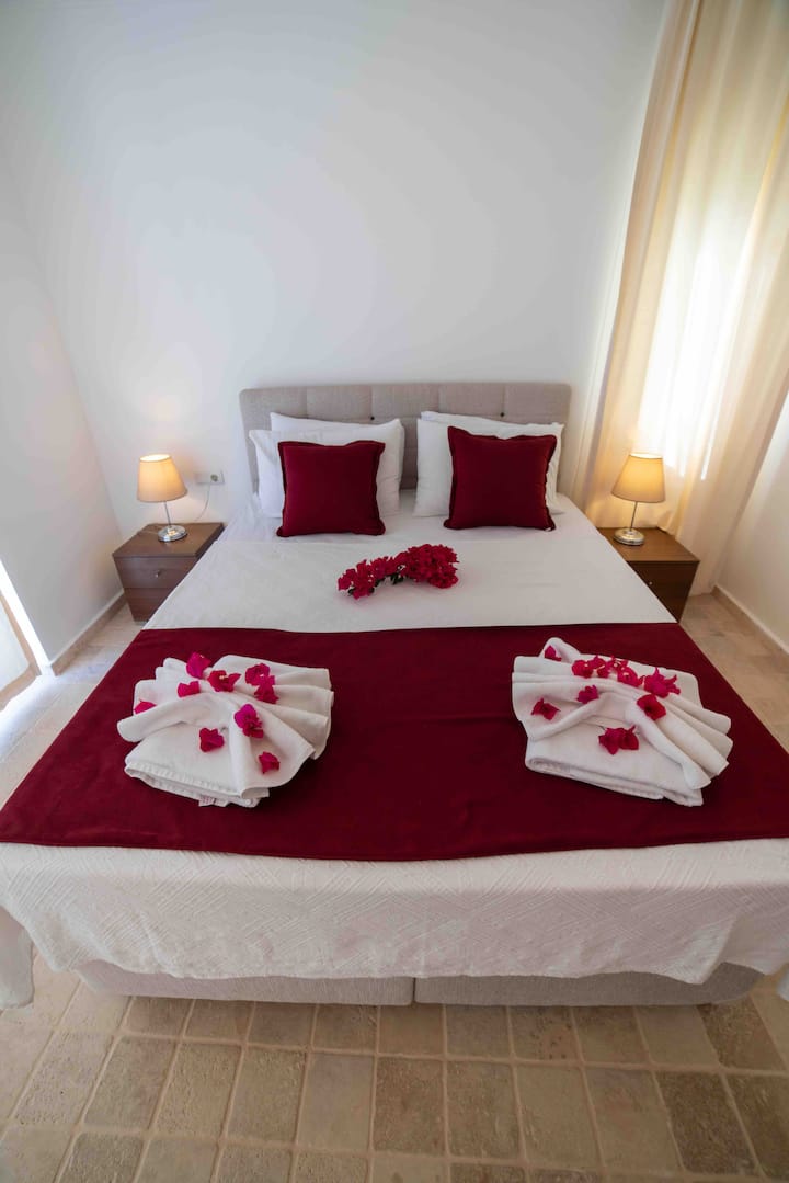 Cada habitación tiene aire acondicionado, cama, espejo de maquillaje y baño.

Cada habitación tiene aire acondicionado, una cama (individual o doble) espejo de maquillaje, baño y inodoro.