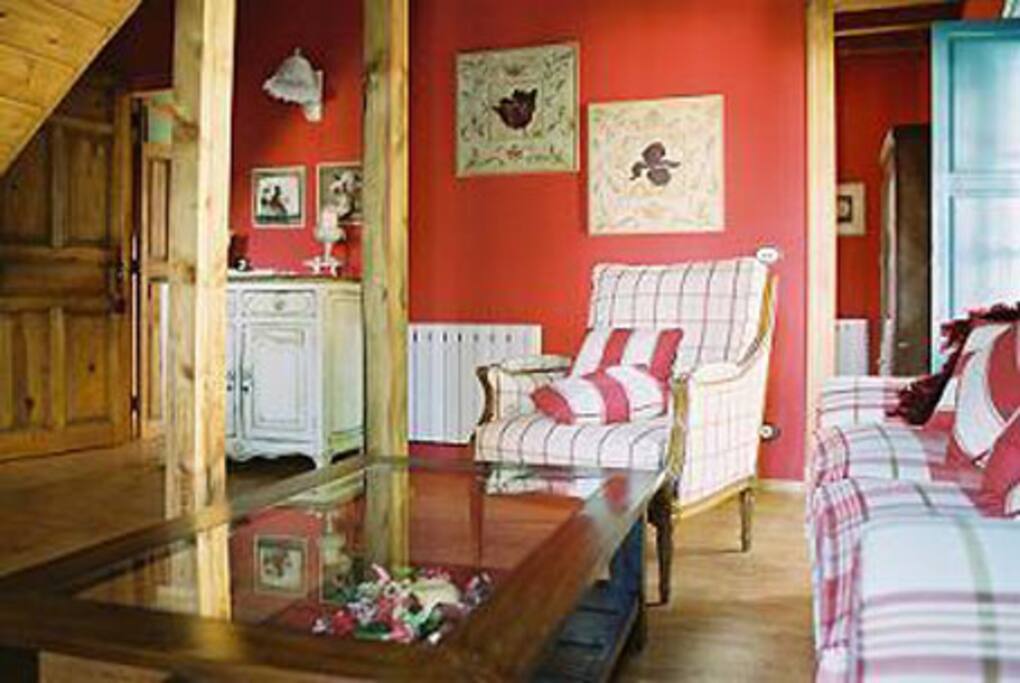 Salon comedor con la puerta de la habitación al fondo