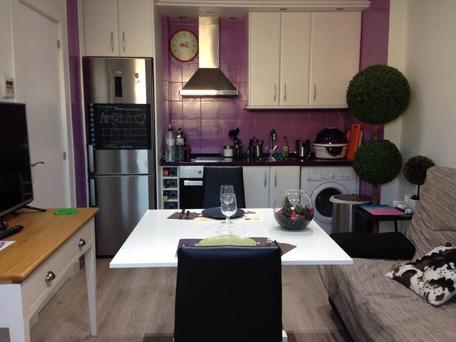 Cocina,tv,sofá/cama y mesa cuadrada para comer o cenar