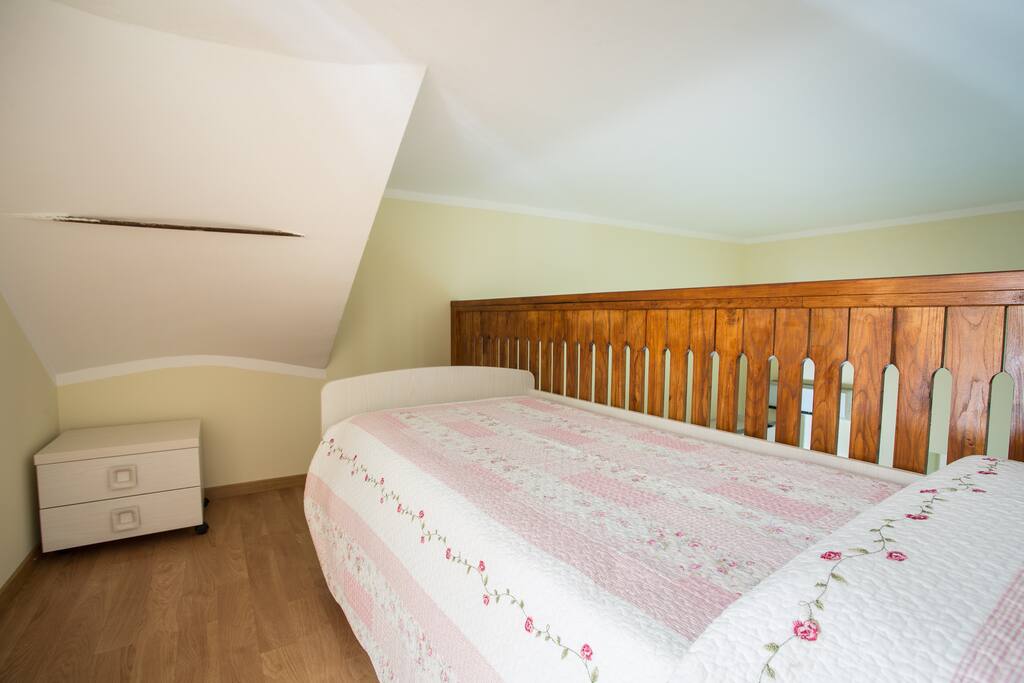 Letto singolo su soppalco