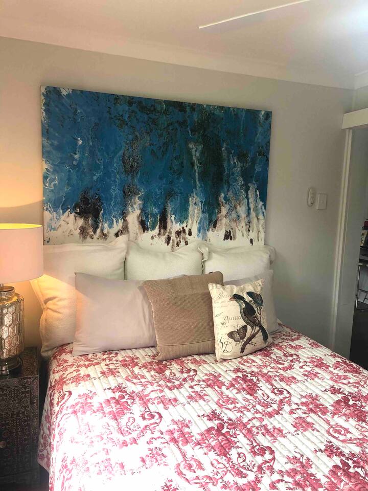 Chumba cha 3 cha kulala kina Kazi ya awali ya Sanaa, vitanda vilivyopigwa. Blanketi la umeme na kitani cha pamba cha Misri.
Aidha shabiki ndogo heater kwa ajili ya faraja ya ziada katika majira ya baridi & dari shabiki kwa ajili ya majira ya joto. 