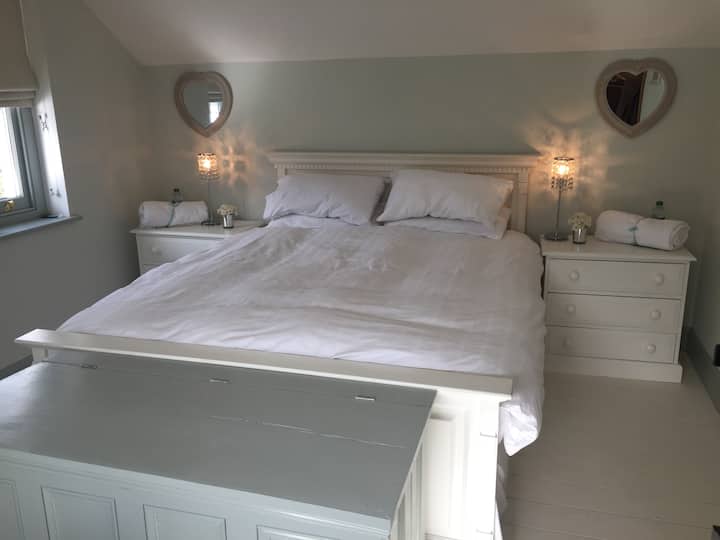 Spálňa s manželskou posteľou King