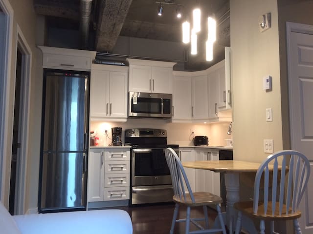 Lovely studio with desk in downtown Montreal