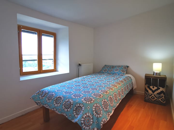 غرفة مستقلة بسرير فردي