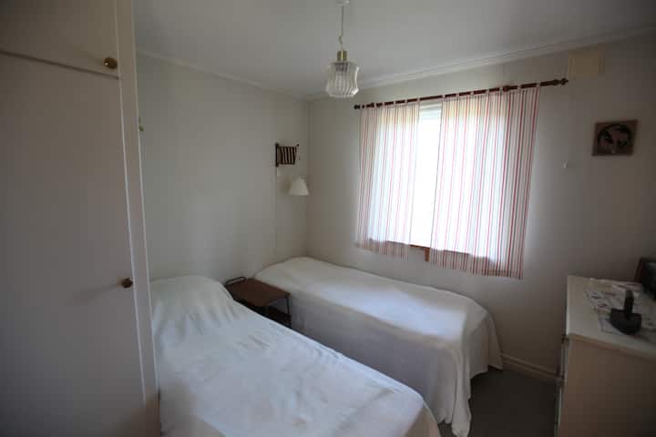 Საძინებელი ორადგილიანი საწოლით. Ეს საწოლები ერთმანეთის გვერდიც შეიძლება განთავსდეს.