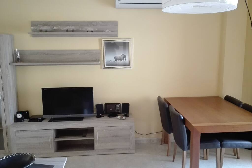COMEDOR-SALA DE ESTAR CON AIRE ACONDICIONADO