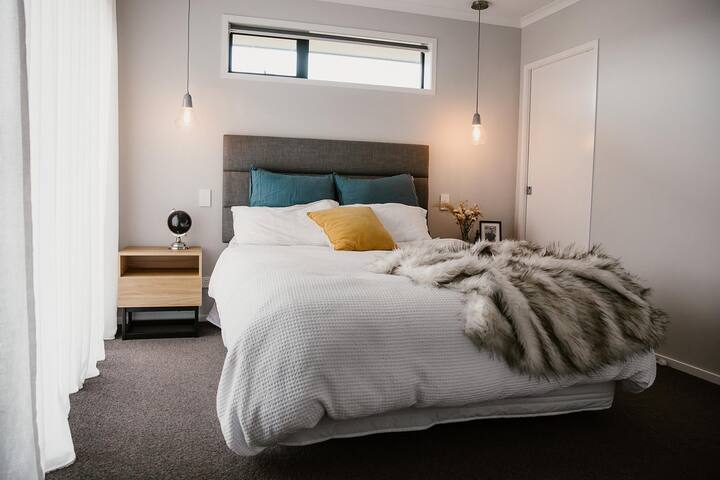 מיטת קווין סייז ממתינה למנוחת לילה טובה.