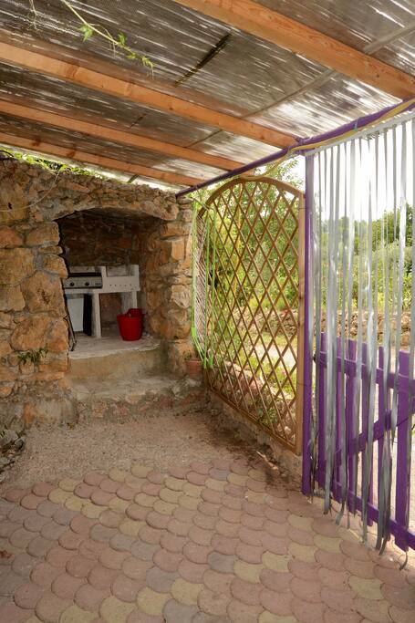 Terrasse équipée d'un barbecue