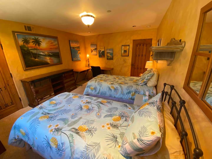 ห้องนอนสับปะรดมีเตียงคู่ 2 หลัง 