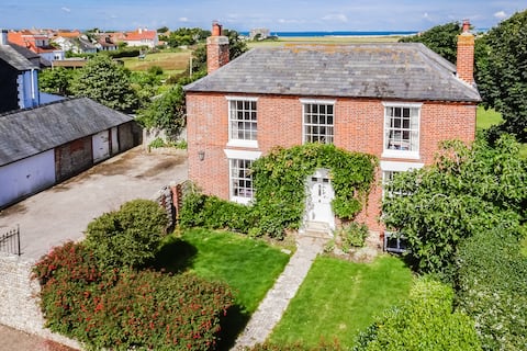 Gorgeous Manor 3 bedrooms, dogs, beach 5 mins walk