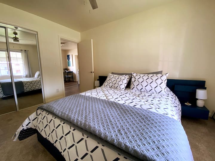 通往厨房的卧室景观