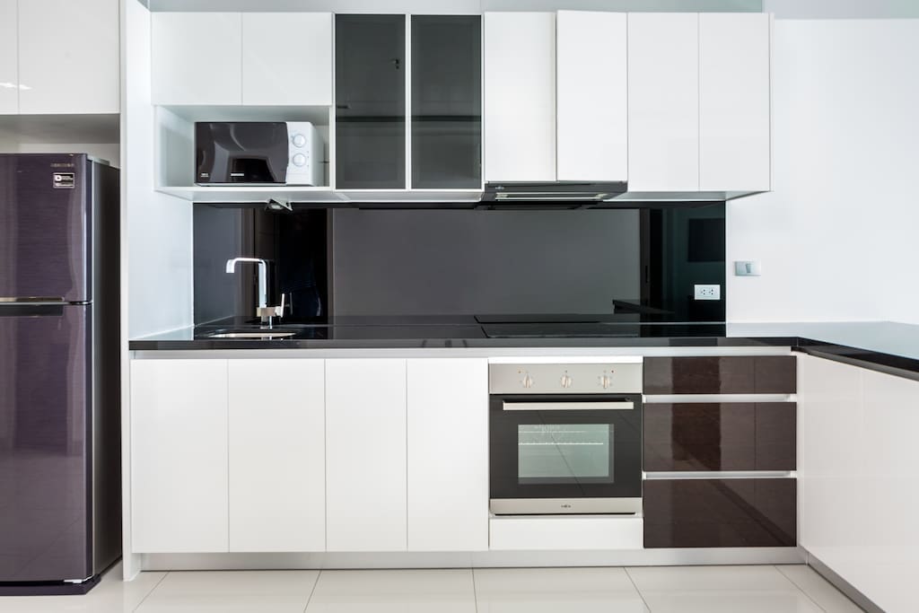 Ultramodern kitchen, fully equipped with oven, microwave, toaster, etc..