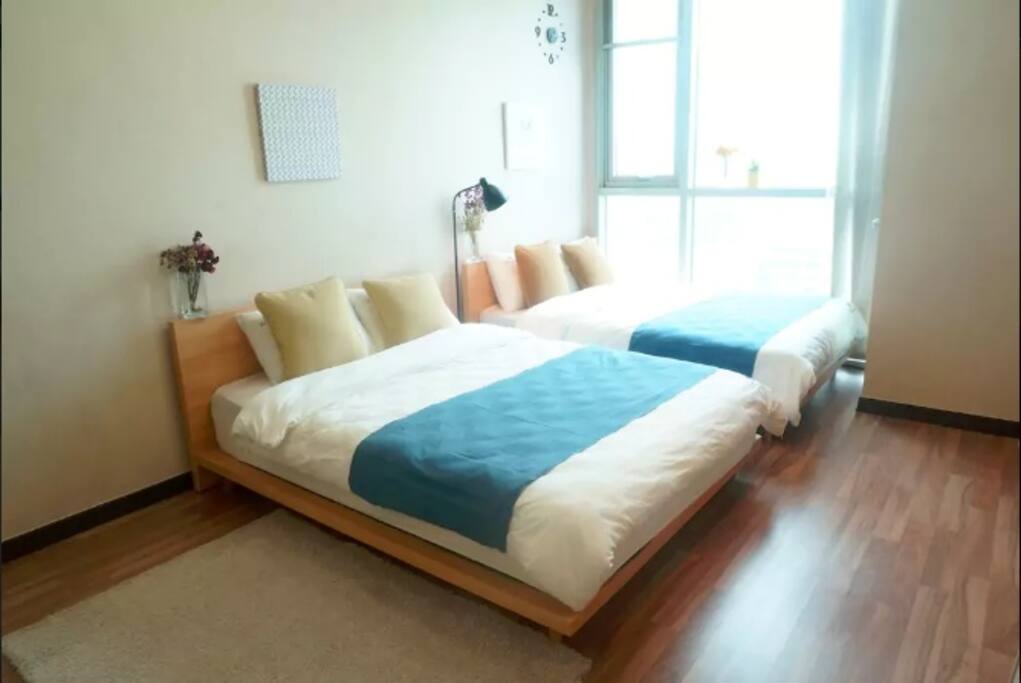 2 Queen size beds on the Lower floor