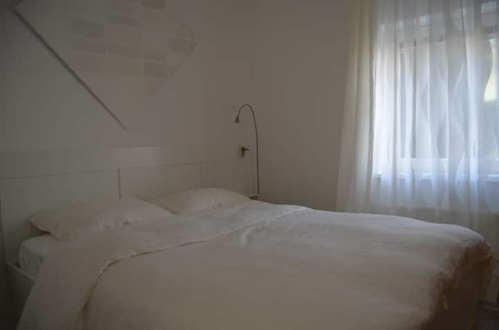 Slaapkamer - opgemaakt bed met 2pers. matras en dekbed