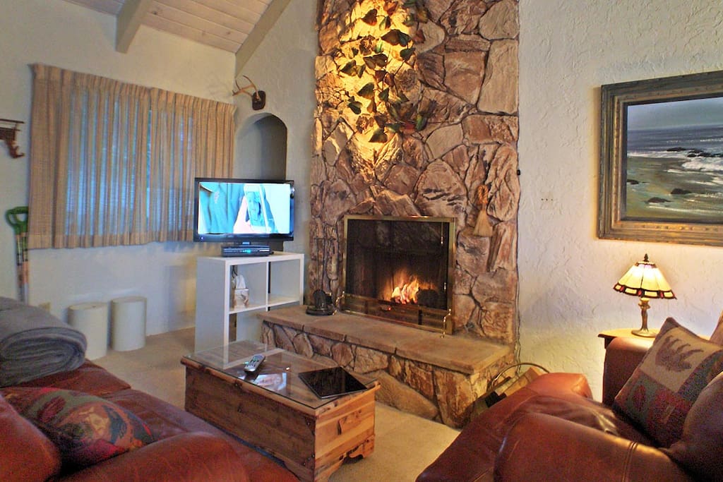 Real fireplace and wonderful furniture, newly renovated cabin.