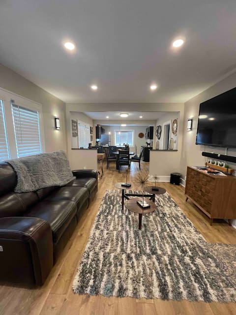 Beautiful Comfy 2 Bedroom Home with Patio,Fire Pit