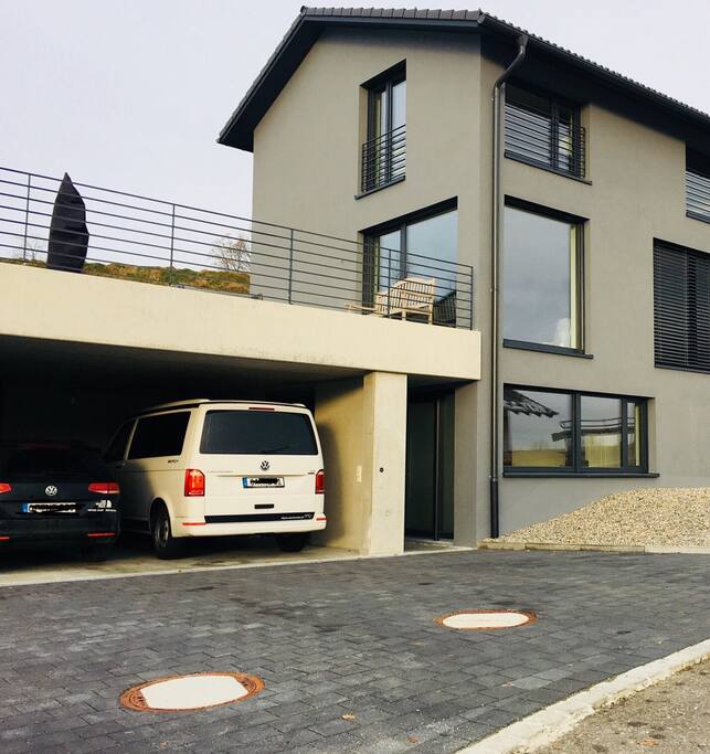 Eingangsbereich und Stellplatz direkt vor dem Haus