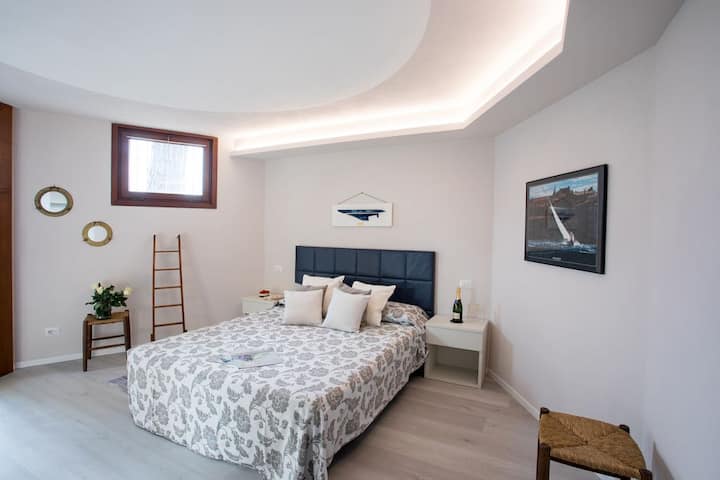 楼下宽敞的卧室采用航海主题设计。