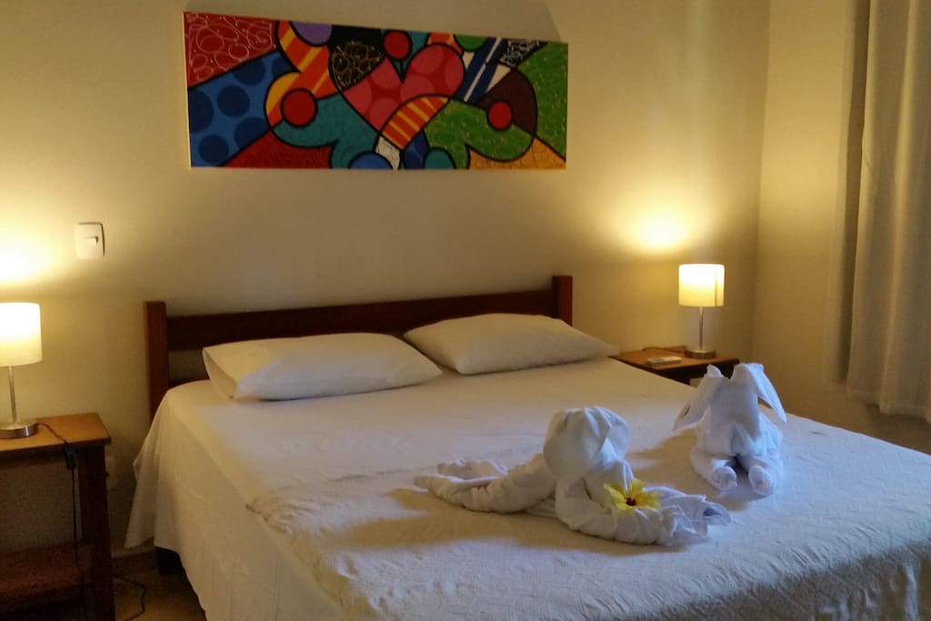 Quarto em suite com cama casal AC e vista para a piscina