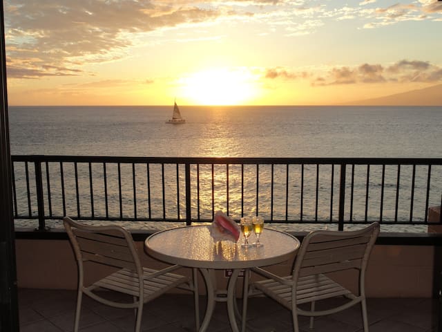 Amazing Sunsets~Direct Oceanfront Kaanapali Beach