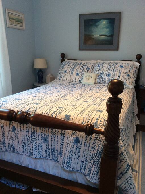 2nd Bedroom with Three-quarter size antique bed, wifi.