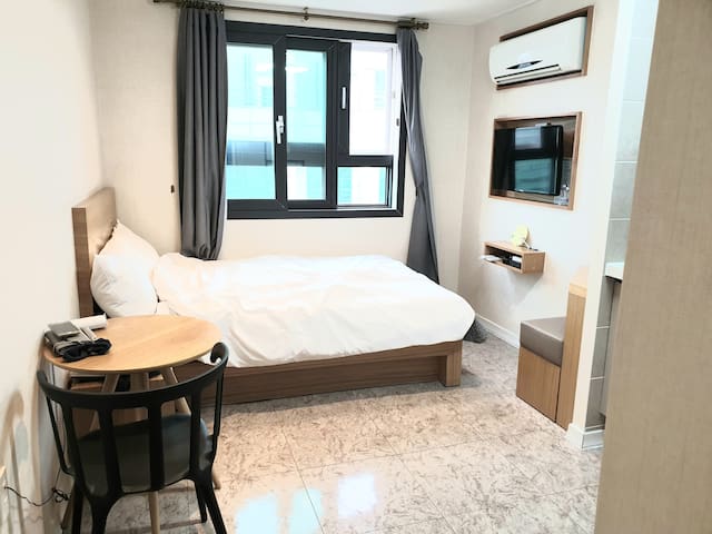 Daejeon is the hotel next to Dusan-dong City Hall Station and has cooking equipment, microwave, refrigerator, washing machine wifi etc.