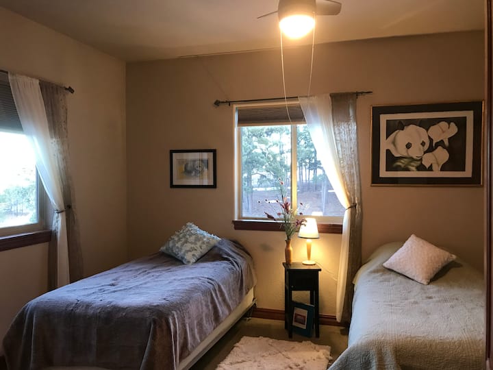 2階のお部屋には2つのシングルベッドがあり、隣接するJackとJillのバスルーム 