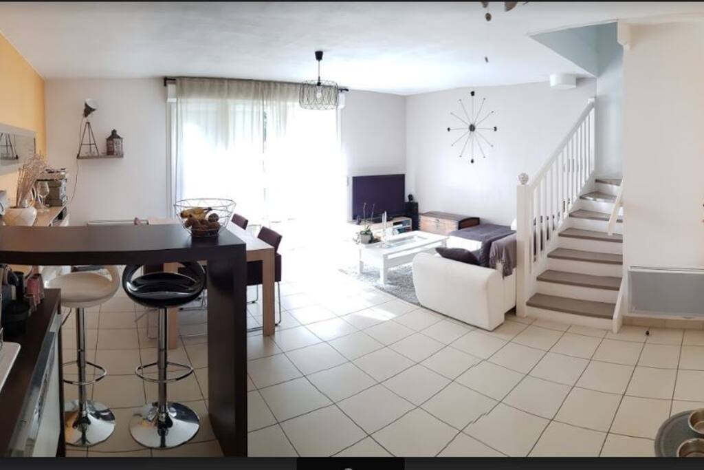 Accès à l'étage avec 2 chambres / salle de douche / WC