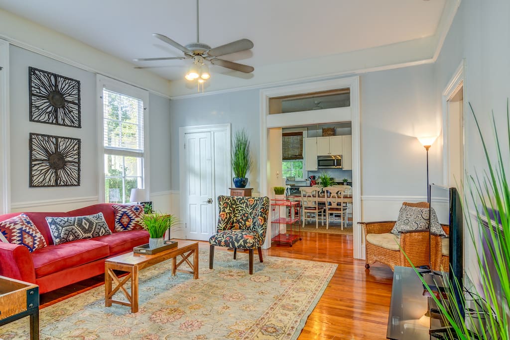 Comfortable and well decorated living room with Direct TV and high speed wifi throughout the house!