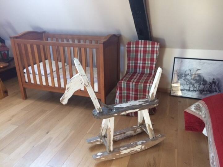 Véritable lit à barreaux pour nourrisson.