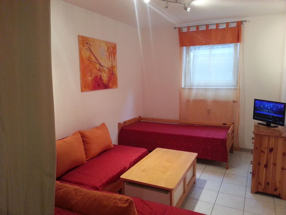 Wohnzimmer mit Einzelbett als 2.Schlafzimmer abtrennbar.