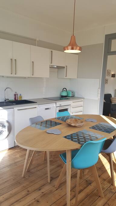 cuisine entièrement équipée avec grande table