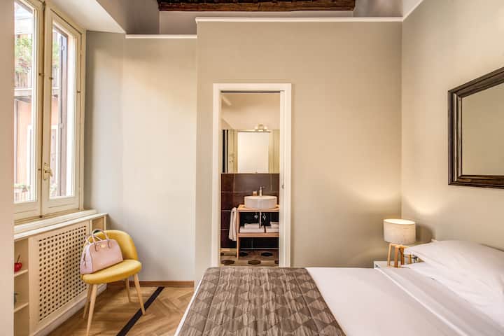 חדר ראשון וחדר רחצה שני עם שירותים צמודים