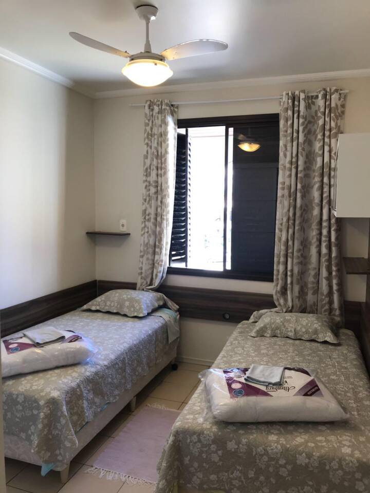 Dormitorio con dos camas chicas.