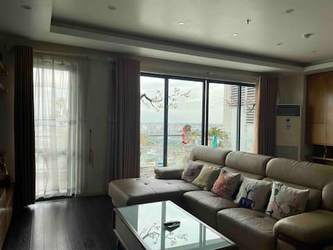 Bright Shine Apartment with 2 Bedrooms & Balcony
