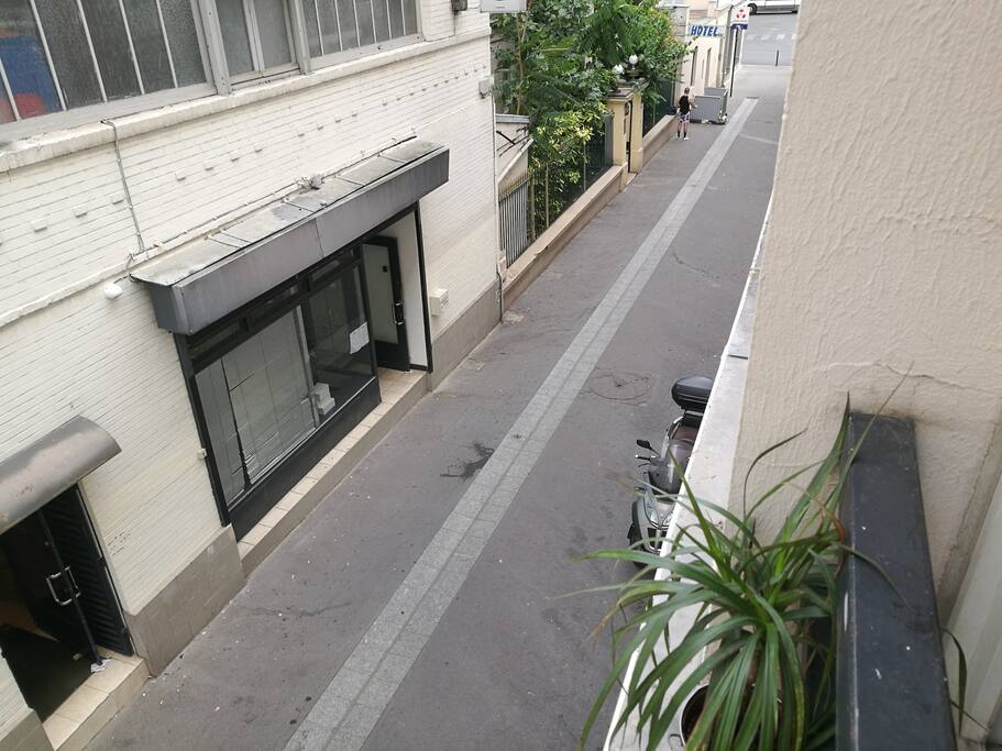 Toutes les fenêtre donnent sur une rue piétonne extrêmement calme. L'appartement est équipé de double vitrage