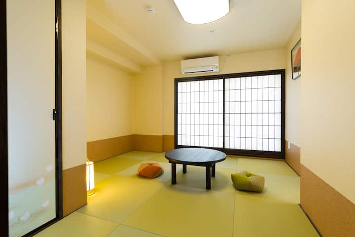 Këtu mund të shtrohen dy futons.