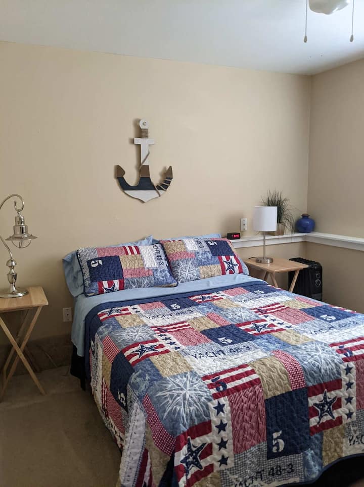 Anchors Away Bedroom #3
เตียงขนาดใหญ่
มู่ลี่สีเข้มในห้อง
พัดลมเพดาน
โคมไฟเสียบ USB 1 ดวง
นาฬิกาปลุก
เครื่องเล่นเกม Wii
เครื่องทำความร้อนสำหรับใช้ในห้องพัก
เก้าอี้พับในตู้เสื้อผ้า